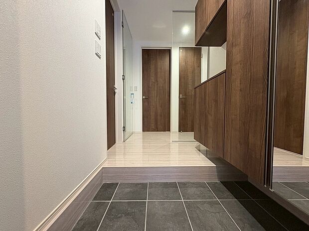 施工例 扉を開けた瞬間、目の前に広がる大理石調のフローリングがエントランスに一層の輝きと開放感を演出