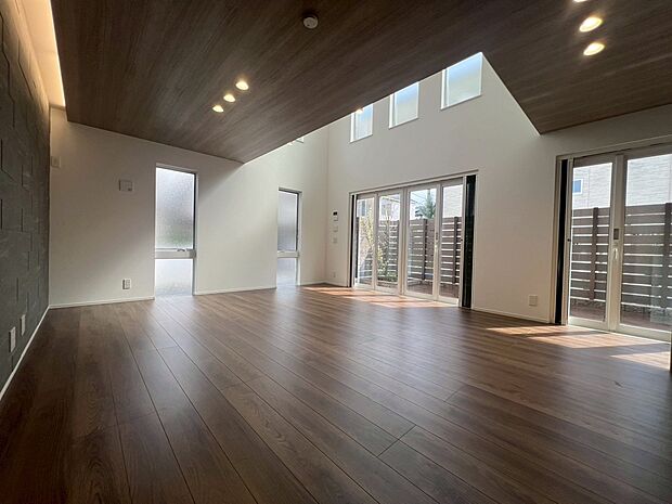 施工例 広々としたスペースに優しい光があふれるくつろぎのリビングダイニング