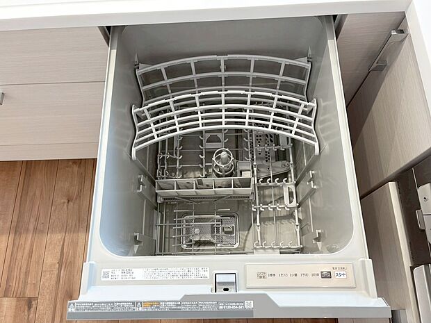 施工例　扉を開けた瞬間、目の前に広がる大理石調のフローリングがエントランスに一層の輝きと開放感を演出
