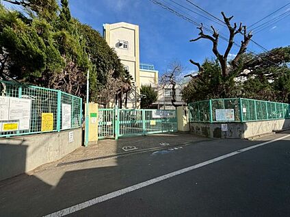 西田小学校 約400m(徒歩5分)