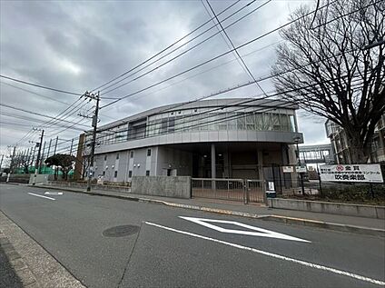 深沢中学校　 約240m(徒歩3分)