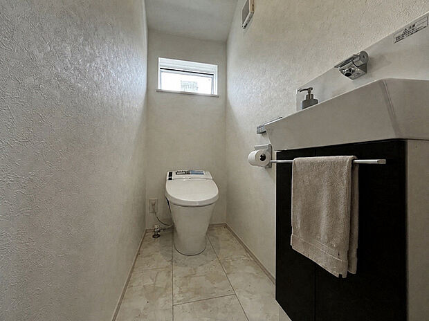 【トイレ 施工例】清潔感のあるスタイリッシュなトイレ空間。すっきりとしたデザインで、お手入れのしやすさにも配慮しています。