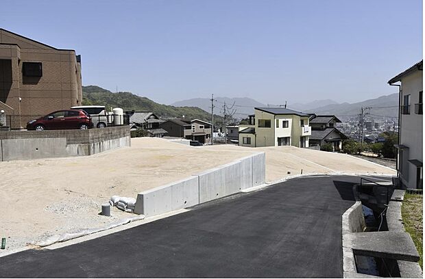 前面道路も綺麗で、駐車もしやすくなっております。