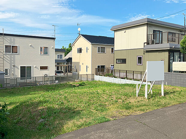 【現地写真】
山を望み、緑に恵まれた環境です。最寄りバス停（徒歩3分）からは、札幌駅へバス1本。途中手稲駅も経由し、通勤通学もしやすく便利です。
2024年６月撮影