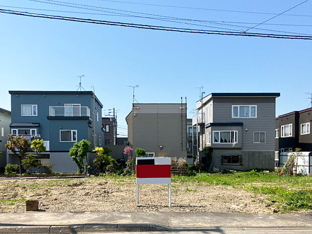 【現地写真】
幅員約10mの南東側道路に面し、陽当りが良く開放感がございます。1号地は南西側道路にも面した角地です。
(2024年5月撮影)