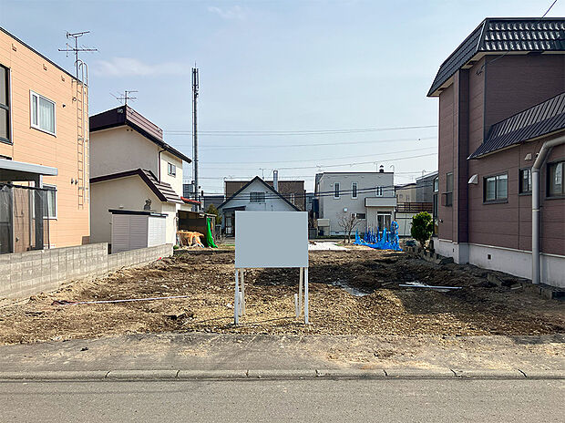 【現地写真】
札幌市東区北丘珠4条2丁目にございます売地です。最寄りバス停まで徒歩約2分とバスアクセスの良い立地です。
【2024年4月撮影】