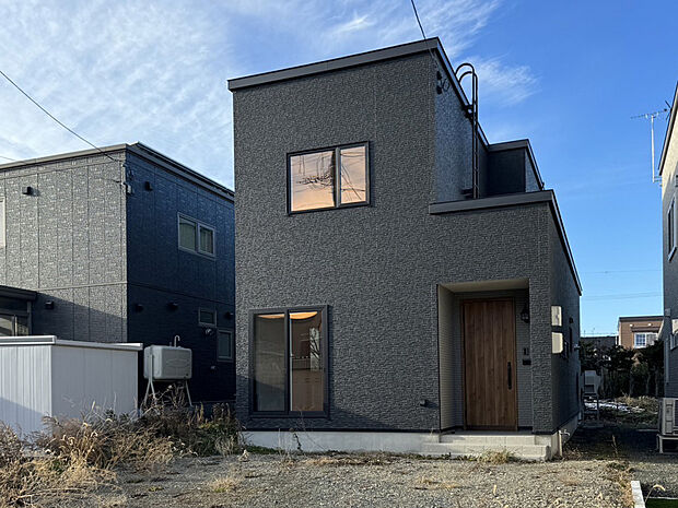 【現地写真】
札幌市手稲区新発寒6条4丁目、2023年3月に完成済みの新築戸建です。おしゃれな建物外観ですね。
【2023年12月撮影】