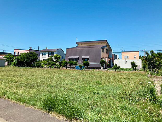 【現地写真】
低層住宅が立ち並ぶ穏やかな住環境。のびのび暮らせる閑静な住宅街の一画に売地が登場です。
(2025年7月撮影）
