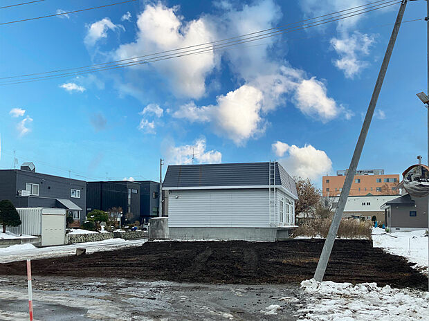 【現地写真】
徒歩10分圏内にはスーパーやコンビニなどの買物施設が揃います。日々のお買い物にも困りません。
(2025年11月撮影)