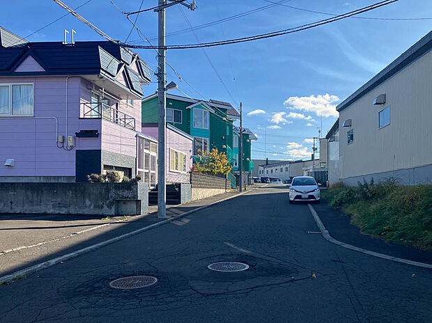【現地写真】
車通りの少ない静かな前面道路。きれいに舗装された前面道路は、お住まいの見栄えも良くしてくれますね。
(2025年11月撮影）