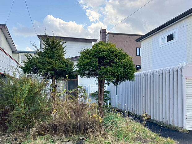 【現地写真】
JR千歳線「千歳」駅まで徒歩約20分。最寄りバス停「日の出5丁目」停まで徒歩約2分と、お出掛けもしやすいですね。
(2025年11月撮影)