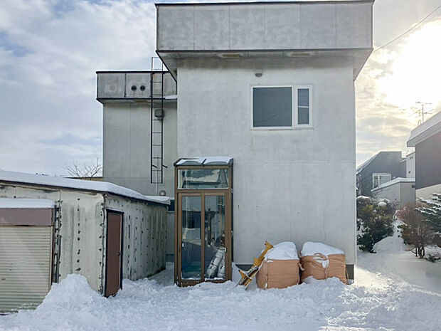 【現地写真】
現在古家がございますが、解体後の更地渡しになります。解体費用が抑えられ、お引渡し後の建築がスムーズに進みます。
（2025年12月撮影）