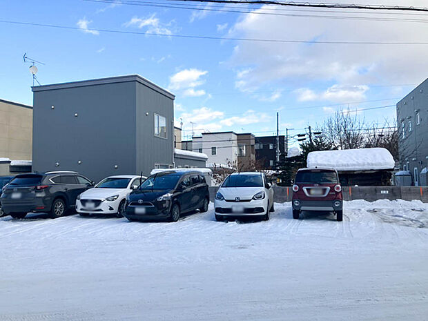【現地写真】
現在駐車場となっております。建物が無いため、土地の広さをすぐに確認でき、建設後のイメージがしやすいですね。
(2026年1月撮影)
