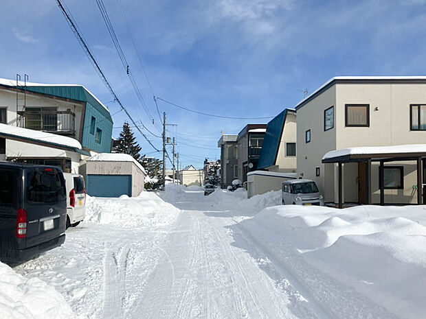 【現地写真】
「イオン北郷店」まで徒歩約5分、「セブンイレブン札幌北郷3条8丁目店」まで徒歩約6分と日々のお買い物にも困りません。
(2026年1月撮影)