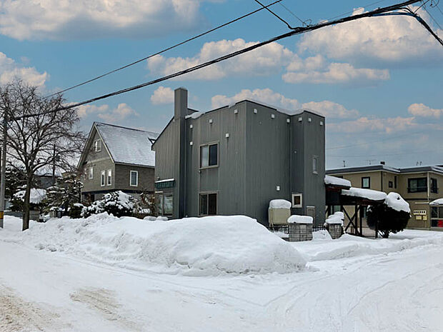 【現地写真】
地下鉄東西線「発寒南」駅まで徒歩約14分、「宮の沢」駅まで徒歩約18分とアクセス良好、通勤通学に便利な立地です。
(2026年2月撮影)