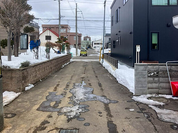 【現地写真】
駅までフラットアクセスが可能です。自転車やベビーカーでの移動もラクラクですね。ぜひ周辺環境と合わせて現地をご覧ください。
（2026年3月撮影）