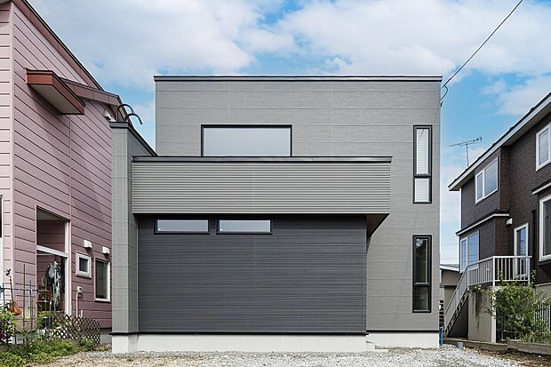 【外観】
シンプルモダンな外観が魅力、注文住宅仕様のお住まいが登場しました。ファミリーにおすすめのゆとりあるお住まいです。
(2025年8月撮影)