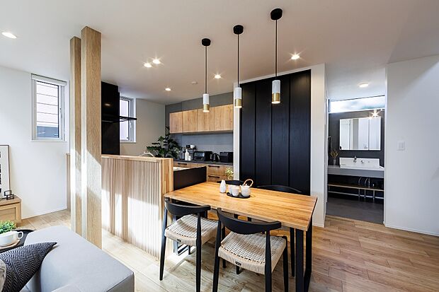 【キッチン】
キッチンとダイニングを一直線に配置し、配膳も片付けもスムーズ。リビングを見渡せるため、家族の会話がしやすい空間。
(2025年8月撮影）