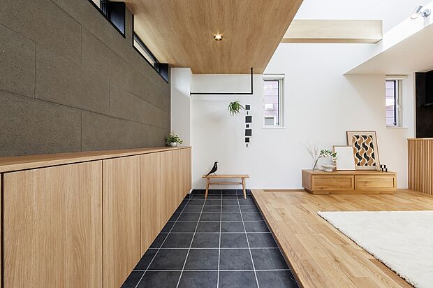 【土間】
玄関からそのまま伸びる土間が、リビングとゆるやかにつながる設計。ドアを設けず開放感を大切にした空間は、帰宅後すぐに家族の気配を感じられる心地よさをもたらします。
(2025年8月撮影)