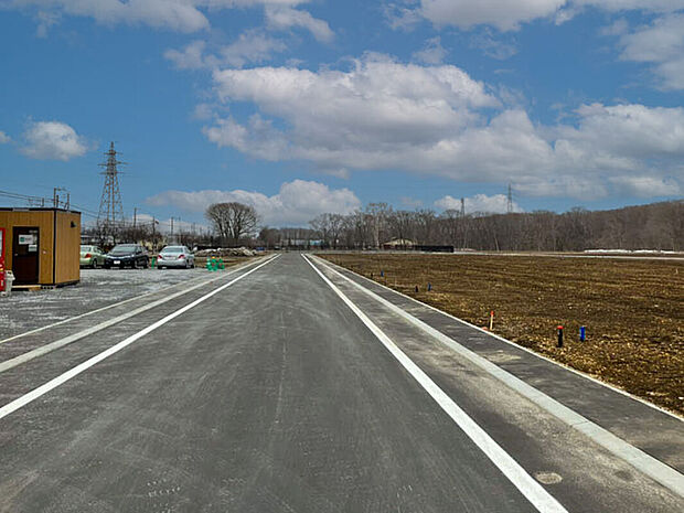 【現地写真】
幅員8mの公道に面し、お車でのすれ違いや駐車もラクラク!見通しが良くお子様との外出にも心強いですね。
(2026年4月撮影)