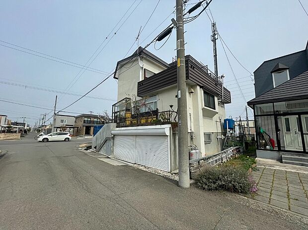 【現地写真】
「新発寒小学校」まで徒歩約5分。お子様の通学や送り迎えにも心強い環境です。
(2026年4月撮影)