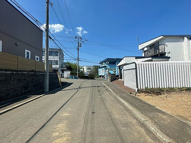 【現地写真】
広い敷地を活かして駐車場やお庭もご検討いただけます。建物プランも多数ご用意しておりますので、お気軽にご相談ください。
(2026年5月撮影)
