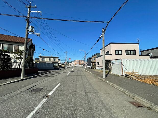 【現地写真】
前面道路にはきれいに舗装された歩道があり、小さなお子様との外出や、ペットとのお散歩にも心強いですね。
(2026年4月撮影)