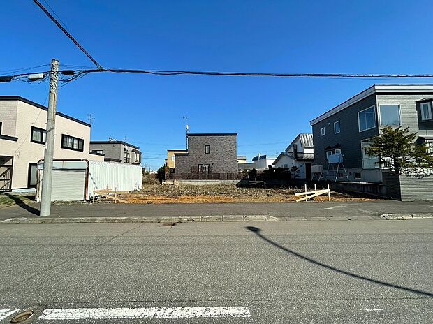 【現地写真】
見通しの良い道路に面し、お車でのお出掛けもしやすい立地。最寄りバス停「屯田4条7丁目」停まで徒歩約5分とバス利用も便利です。
(2026年4月撮影)
