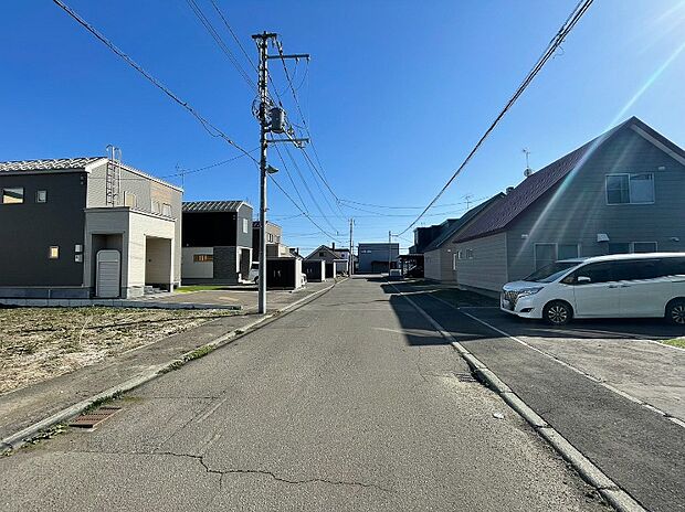 【現地写真】
接道幅員はゆったり約8mございます。見通しが良く、お車のすれ違いや駐車もラクラクですね。
(2026年4月撮影）