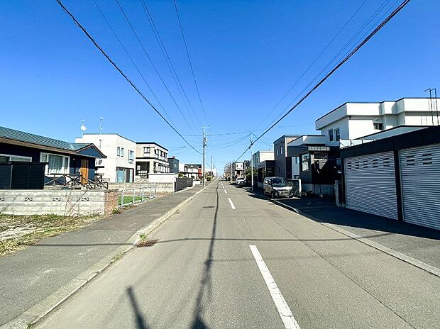 【現地写真】
広い敷地を活かして駐車場やお庭もご検討いただけます。前面道路はゆったり約11mあり、見通しが良く、運転もラクラクですね。
(2026年4月撮影）