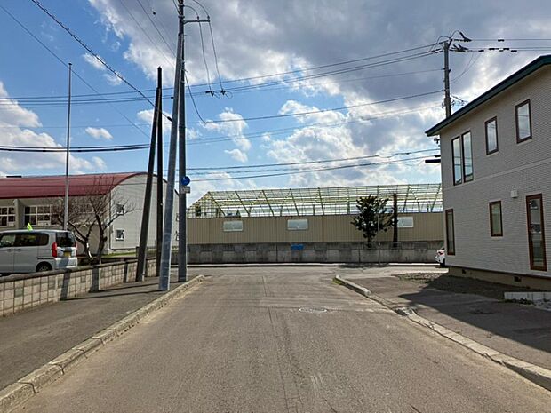 【現地写真】
小学校まで徒歩約5分と、お子様の通学や送り迎えにも心強い環境。スーパーやコンビニを含む生活利便施設が揃い、生活環境も良好です。
(2026年4月撮影)