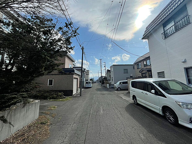 【現地写真】
周辺は低層住居が建ち並ぶ閑静な住宅街となっております。教育機関や公園が近く、子育て世帯にもおすすめできる物件です。
(2026年4月撮影）