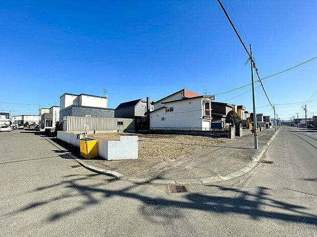 【現地写真】
現在更地につき即お引渡しが可能、お引き渡し後はスムーズに建築をスタートできます。土地の形状や現地の様子を実際にご確認いただけます。
(2026年4月撮影）