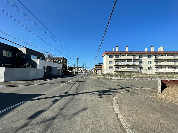 【現地写真】
前面道路は北東側幅員約8m北西側約15ｍのゆとりある公道です。きれいに舗装された前面道路は、お住まいの見栄えも良くしてくれますね。
(2026年4月撮影）
