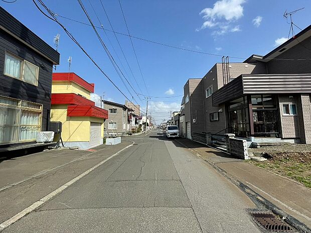 【現地写真】
幅員約8mの公道に面し明るく開放感がございます。街並みに伸びやかな印象を与えてくれますね。
（2026年4月撮影）