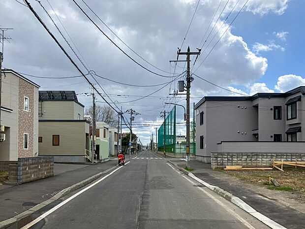 【現地写真】
車通りが少なく落ち着いた道路環境で、ゆったりとした時間が流れる街並みです。ぜひ周辺環境と合わせて現地をご覧ください。
（2026年4月撮影）