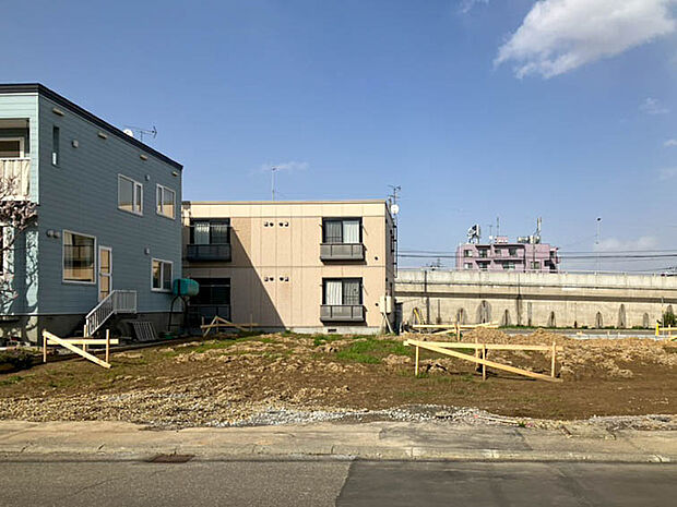 【現地写真】
陽当り・通風良好、開放感がございます。暖かい陽光と通り抜ける風を感じられるお住まいになりそうですね。
(2026年4月撮影)