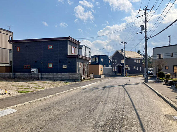 【現地写真】
幅員約10mの広い公道に面しています。視界ひらける明るく快適なロケーションが魅力です。
（2026年4月撮影）
