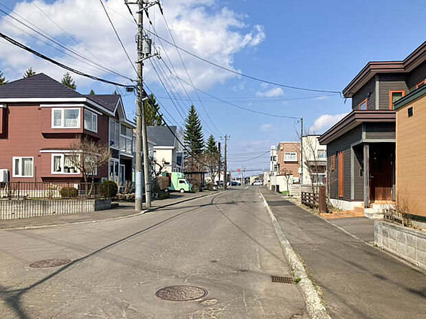【現地写真】
歩道のある広々とした道路に面した、開放感ある売地です。お子様との外出やペットとのお散歩にも心強いですね。
（2026年4月撮影）