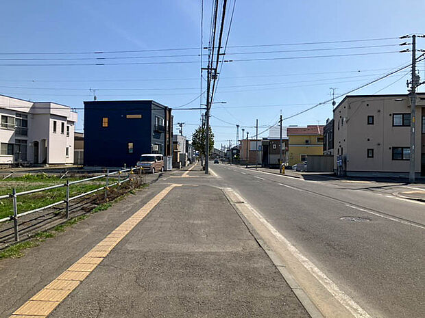 【現地写真】
歩道付きの広々とした前面道路で、お子さまの通行にも配慮された住環境。教育機関や公園も近くに点在しています。
(2026年5月撮影)