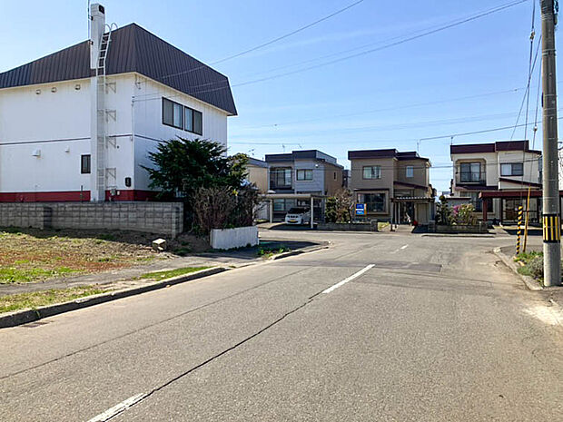 【現地写真】
徒歩10分圏内には教育機関や生活利便施設が揃い住環境良好。子育てにも優しい立地です。
(2026年4月撮影)