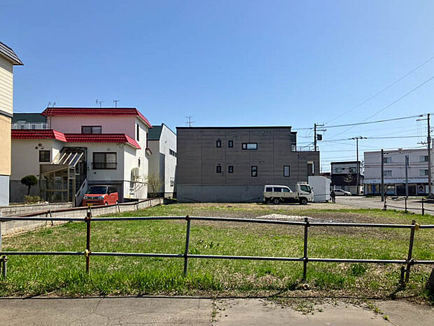 【現地写真】
更地のため、購入後すぐに建築計画を進めやすい売地です。土地の広さや建設後のイメージをすぐに確認することもできます。
(2026年4月撮影)