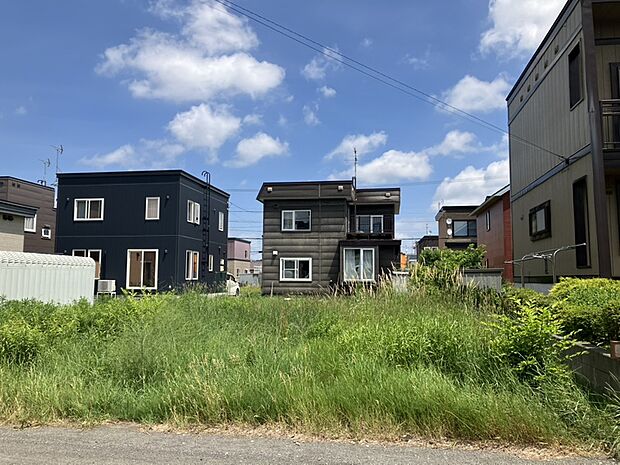 【現地写真】
低層住居が建ち並ぶ閑静な住宅街の一画で販売中の売地です。約53坪のゆとりある敷地面積で夢が広がりますね。
（2026年8月撮影）