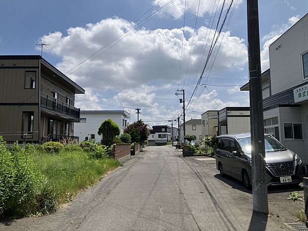 【現地写真】
幅員約6mの南西側道路に面した、開放感のある区画です。車の出し入れもしやすく、陽当りにも恵まれた、快適な住環境が魅力です。
（2026年8月撮影）