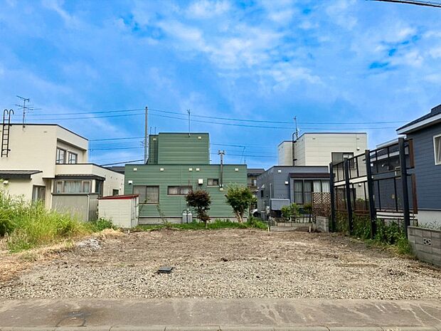 【現地写真】
JR千歳線「平和」駅まで徒歩約16分と利便性の高い立地に、約45坪の売地が登場!現在更地につき、現地で土地の広さや形状をご確認いただくことも可能です。
(2026年6月撮影)