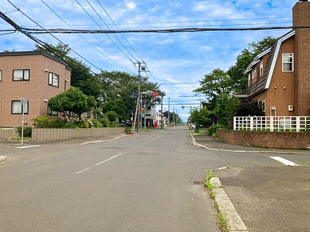【現地写真】
周辺には高い建物が少なく陽当たり良好、暖かな陽光が差し込む明るい住まいが期待できます。
（2026年8月撮影）