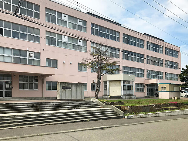 札幌市立手稲西中学校(約550m)