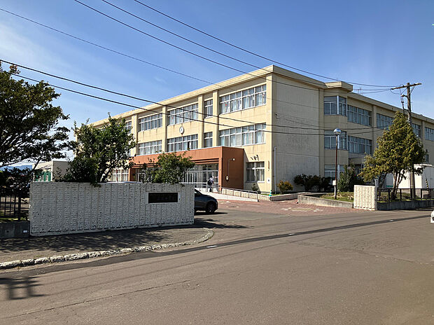 丘珠中学校(約1,100m)