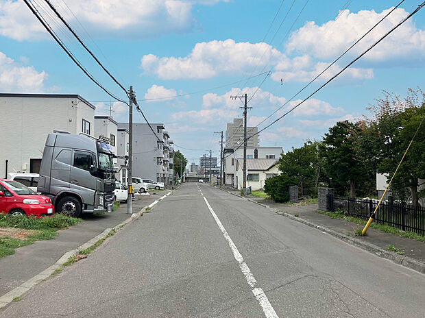 【【現地写真】】前面道路は幅員6m以上と広々!歩道があり、小さなお子様との外出や、ペットとのお散歩にも心強いですね。
(2025年8月撮影)