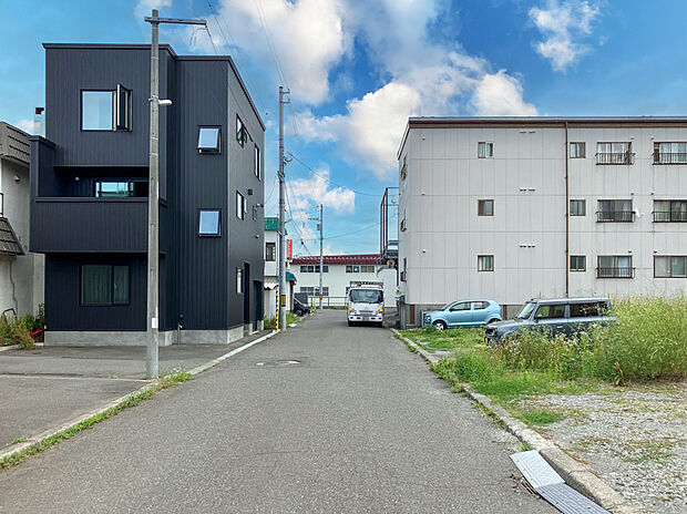 【【現地写真】】平坦な地勢で自転車やベビーカーでの移動もラクラク。ぜひ周辺環境と合わせて現地をご覧ください。
(2025年8月撮影）